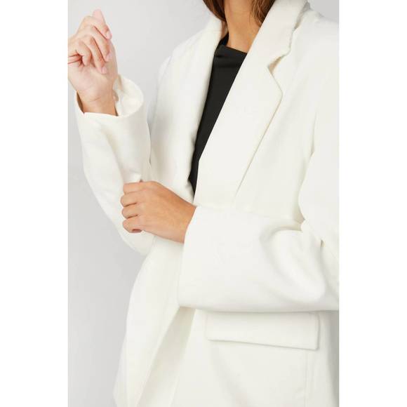 NEW IN THE MOOD FOR LOVE lycia velvet jacket in white - Picture 5 of 6